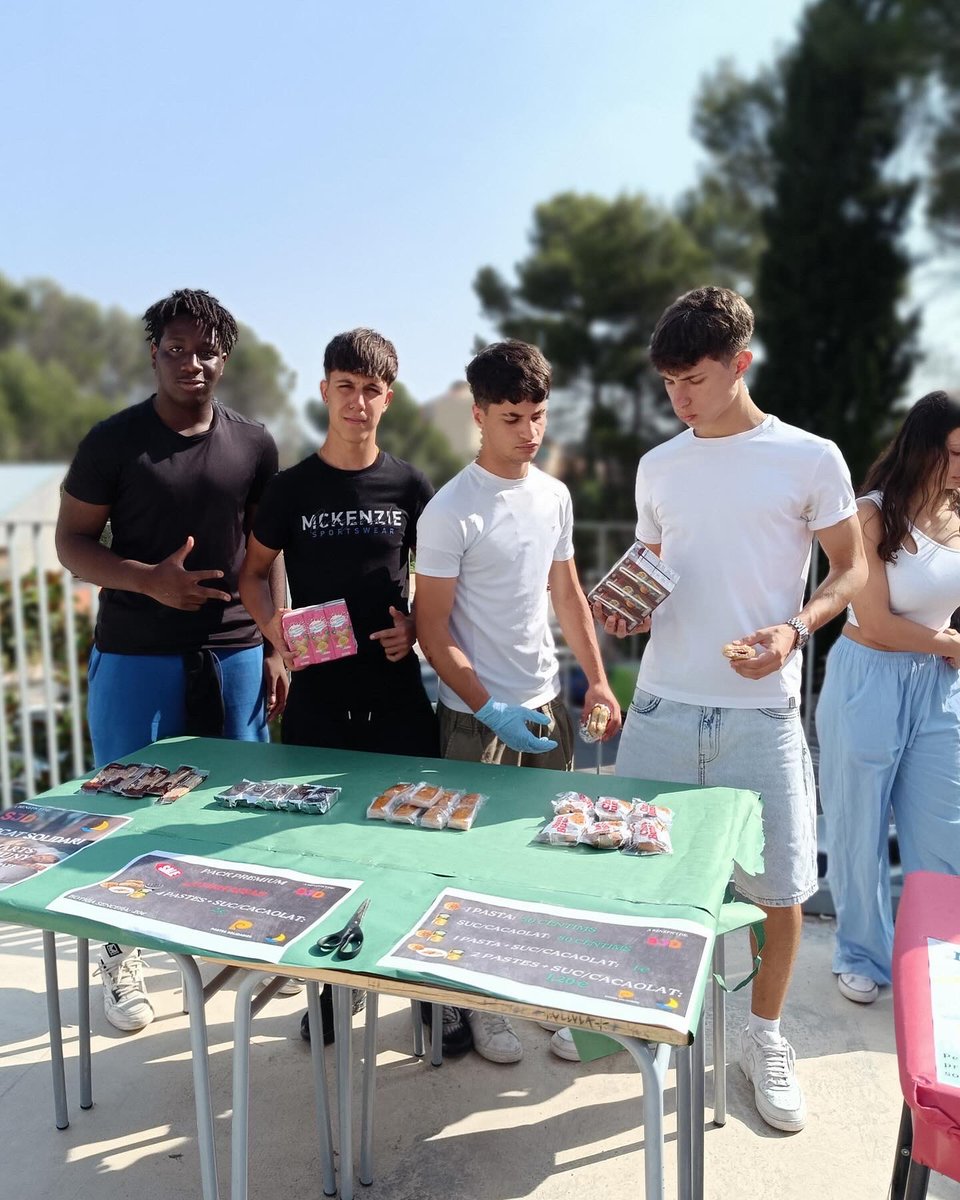 ins_sant_andreu's tweet photo. L’alumnat de 4t d’ESO de l’optativa d’Economia ha muntat un Mercat Solidari per posar en pràctica els coneixements adquirits durant tot el curs. https://t.co/MtHW5HHKpg