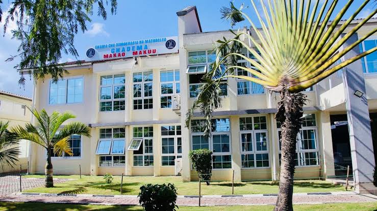 Ushauri wangu kwa CDM ni kwamba hukumu ikitoka na ikaonekana mali zigawanywe hakikisheni hamuuzi mali yoyote ya chama chenu bali wekeni account za Bank wananchi wawaoneshe watawala Nguvu ya Umma kwa kuzikomboa mali zenu kwa kuchangia. Hii itakuwa zaidi ya TONE TONE

#NRNE