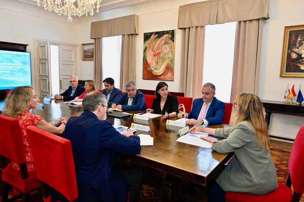 Avanza el proyecto de la reordenación ferroviaria en #Santander tras muchos meses de trabajo interno. 
➡️330 millones €, de los que el Ayuntamiento aportará el 20% de la actuación no ferroviaria, que suma 27,2 M€; correspondiendo al Estado el 50% y a <a href="/cantabriaes/">Gobierno Cantabria</a> el 30%.