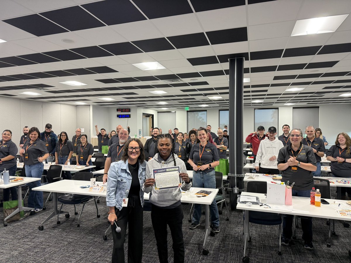 Cheers to Mel with #CHR ChiliHead Recognition at #ChilisEmerge 🎉🌶️ #ChilisLove