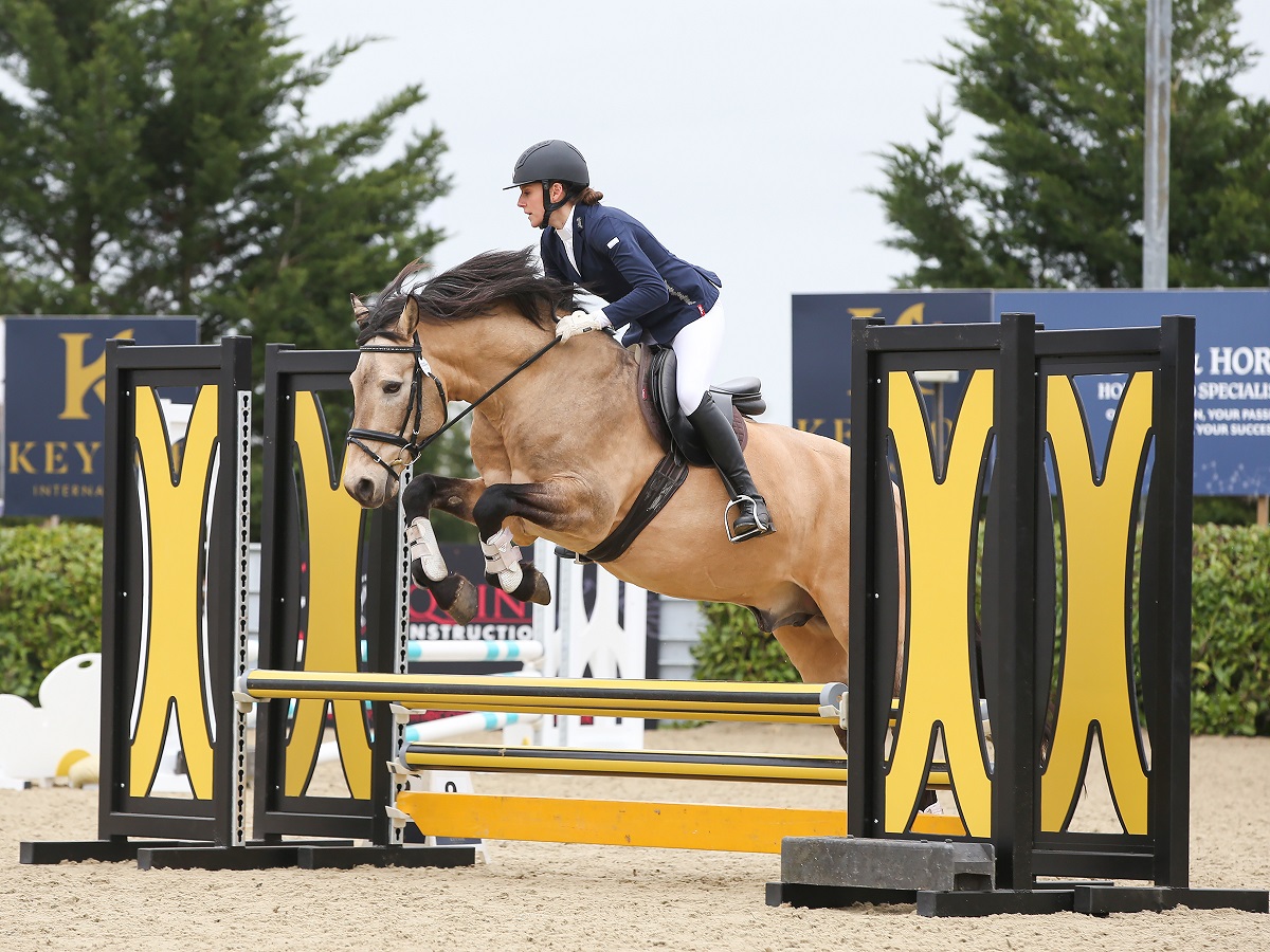 𝗦𝗵𝗼𝘄𝗷𝘂𝗺𝗽𝗶𝗻𝗴 𝘄𝗶𝘁𝗵 𝗖𝗹𝗮𝗶𝗿𝗲 𝗗𝗮𝗿𝘄𝗶𝗻
19th June (evening) | 13th July (day)

Suitable for Junior or Senior riders jumping any height from 60cms upwards. 
  
🔗 Book now: keysoe.com/product/clinic… 
📍 Keysoe International,MK44 2JP