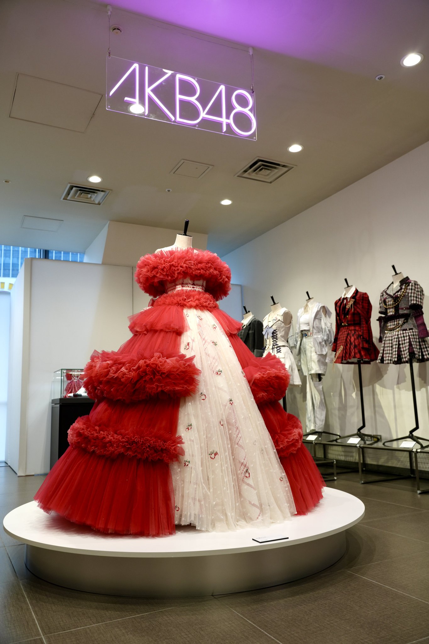 ひ*様 AKB48 大丸 村山彩希 ガチャ シュシュ 卒業ドレス 生地 赤
