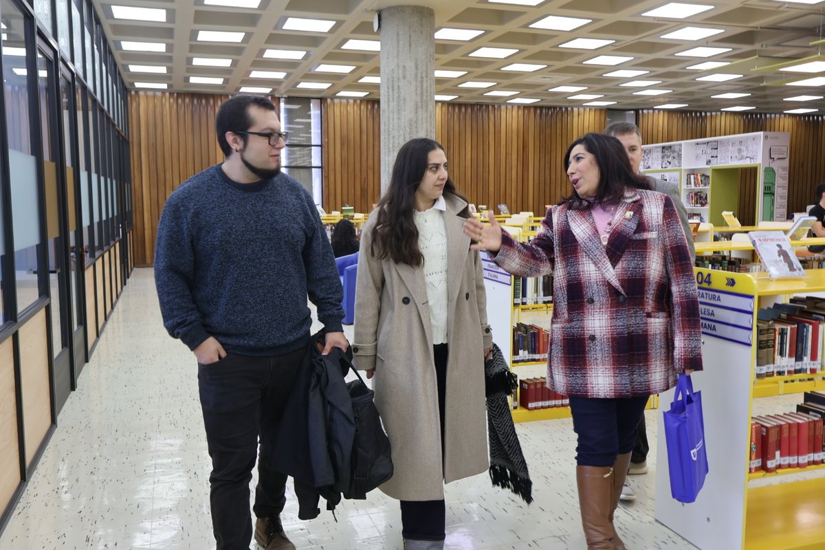 #ComunidadUdeC: ¡El primer paso para una gran colección🎶!

Este martes recibimos nuestra primera donación de vinilos para la musiteca del renovado cuarto piso de #BibliotecaCentral, por parte de Gemalli Ulloa de la Facultad de Educación💿.

¡Ven a conocer este nuevo espacio!
