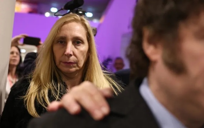 La corte suprema se adelantó y lo cagó a milei  que queria a Cristina compitiendo en provincia buenos aires. Ahora se viene la noche para karina porque van por la causa libra donde hay estafa y muchas pruebas, el pacto se rompio porque la corte no queria que se salvara por fueros