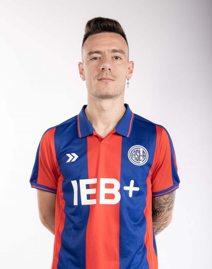 El caso Braida obliga a reflexionar sobre el vínculo debe existir entre el Club y los jugadores. Qué garantizar, qué exigir. Y, por sobre todas las cosas, definir de manera clara que jamás se le puede dar la cinta de capitán a un ridiculo con jopito que usa arito. Papelón total