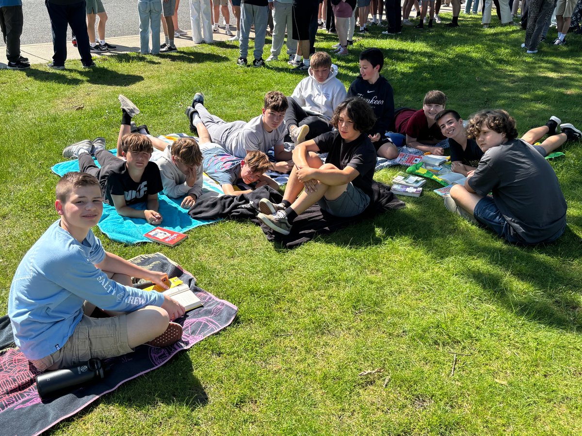 Memorial Middle School students got a head start on their #SummerReading while enjoying some sunshine.🌞📚 #PantherPath
