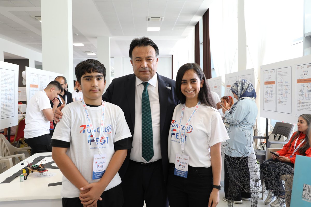 Öğrencilerimizin yanındayız,  daima onların destekçileriyiz!❤️

İl Müdürümüz Sn. Bahameddin Karaköse, yenilikçi fikir  ve projeleri ile #TunceliFest'e katılan tüm öğrencilerimizin projelerini dinledi, şans diledi ve hatıra fotoğrafı çektirdi. 

<a href="/tcmeb/">Millî Eğitim Bakanlığı</a> <a href="/Yusuf__Tekin/">Yusuf Tekin</a> <a href="/sefikaygol/">Şefik AYGÖL</a>