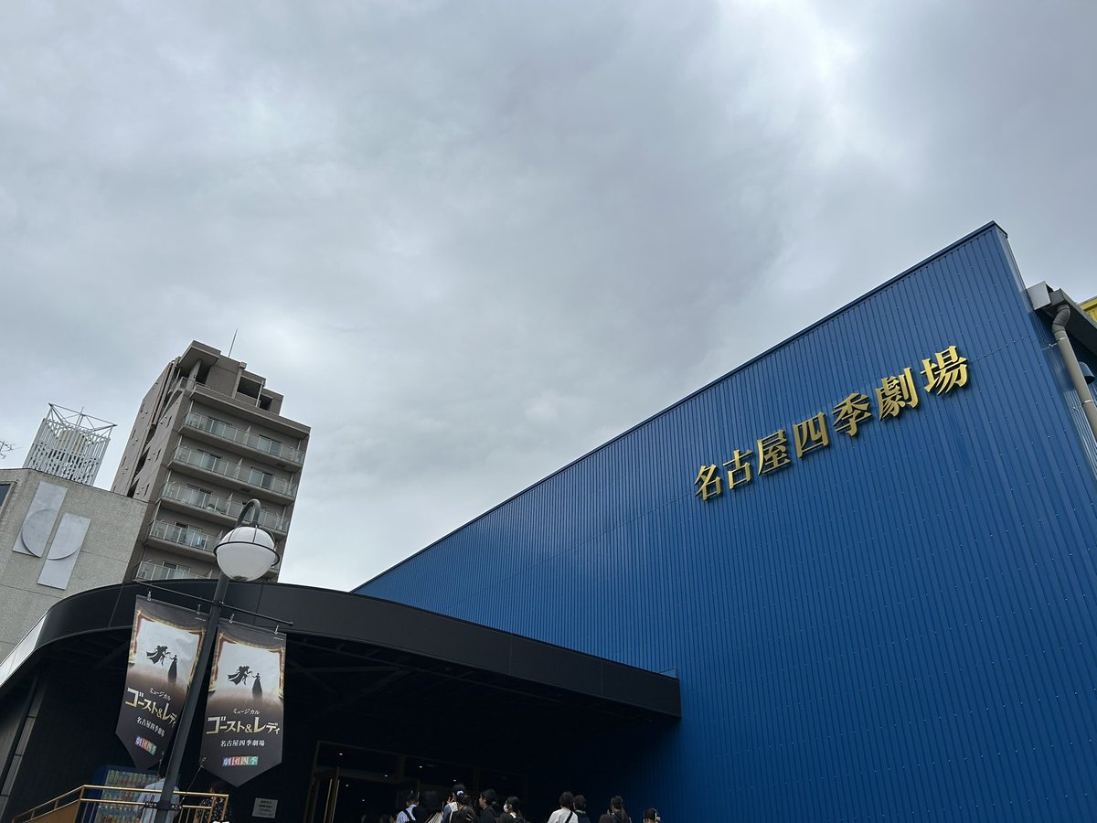 yuki_shiki_tao's tweet photo. 更にまっすぐ行くと①に出るからエスカレーター登る。
地上に出たら左に進み1個目の交差点を右に曲がると②が見えるはず。
ここまで来たら劇場へ向かう人がぞろぞろいるので
流れにのればたどり着けるはずです‼️ https://t.co/jO0pd5RQ5X