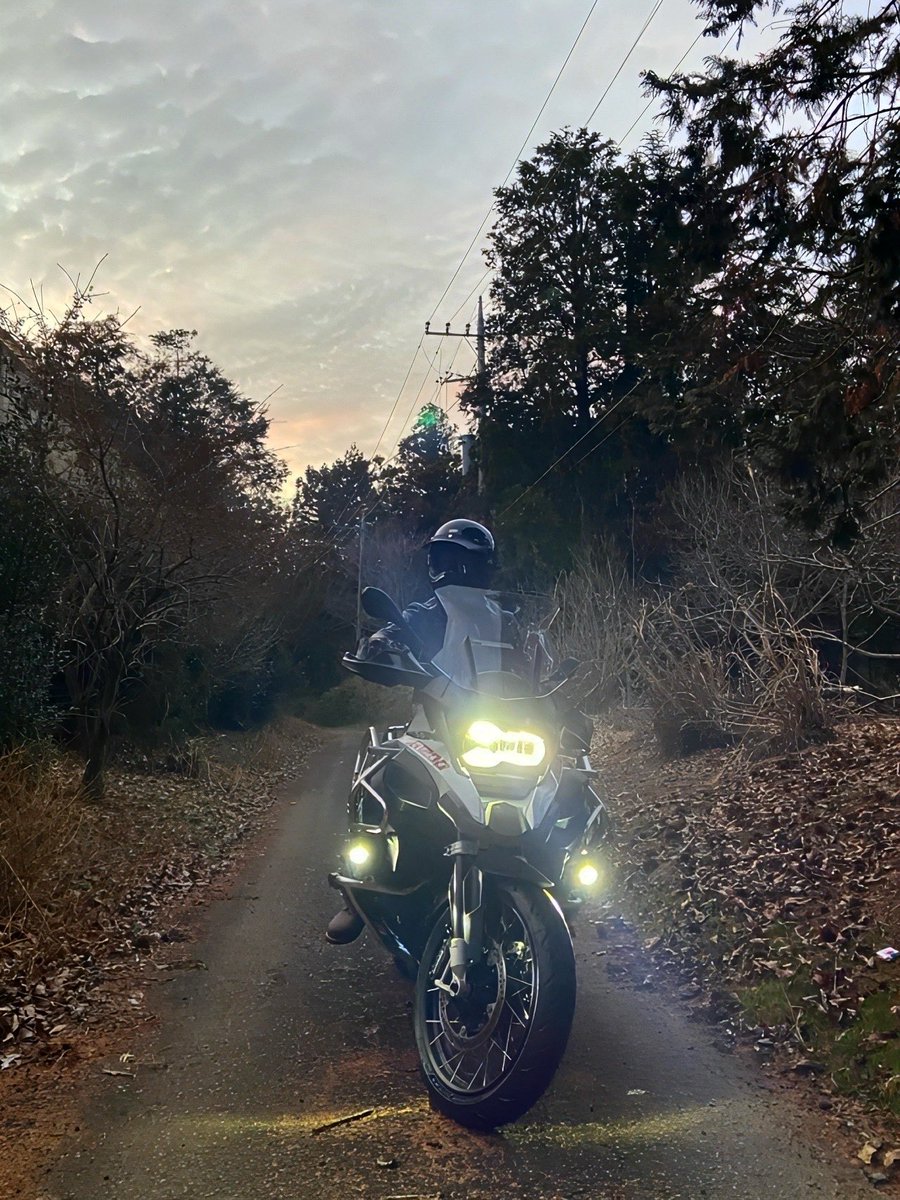 アドベンチャーバイクが好きだ。
ツアラー、オフロード、サーキット、
この一台がすべて教えてくれる。