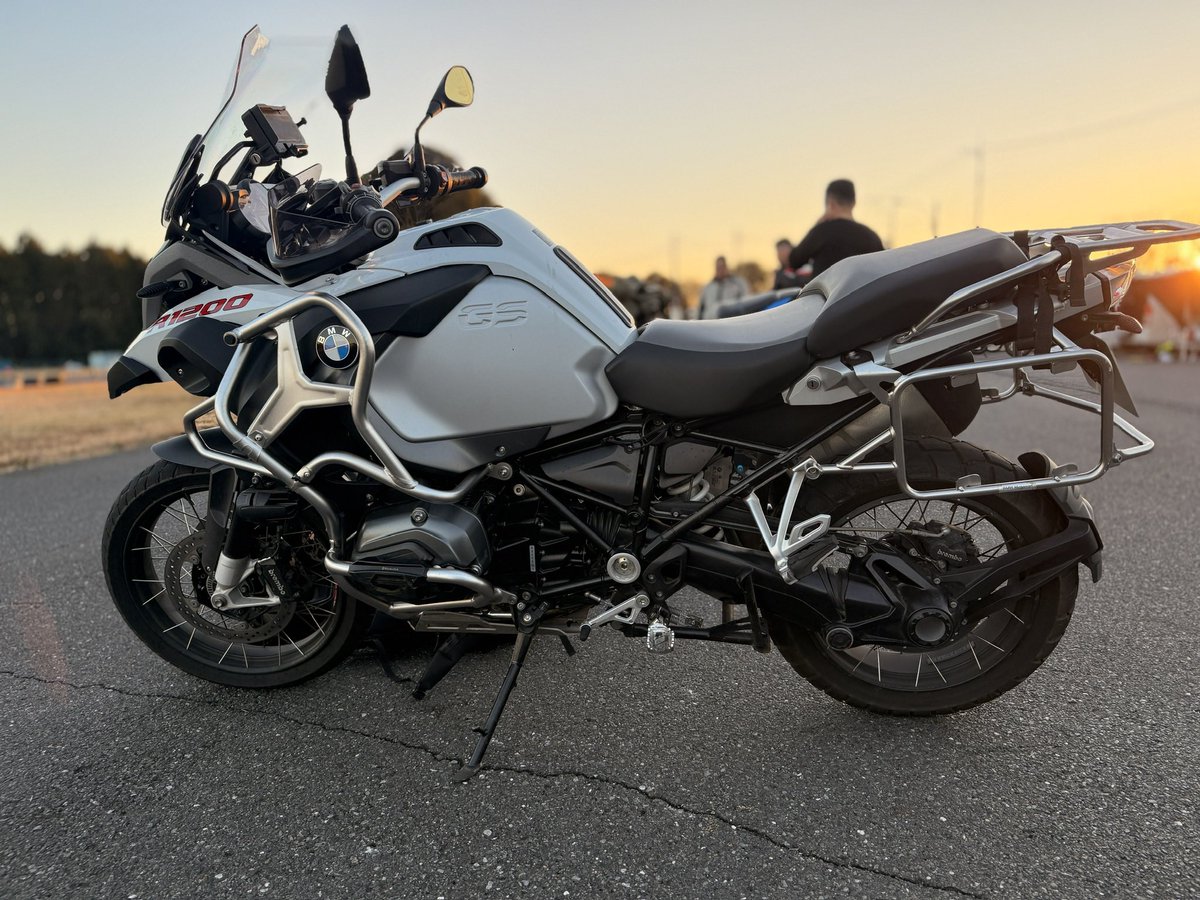 dikxs118's tweet photo. アドベンチャーバイクが好きだ。
ツアラー、オフロード、サーキット、
この一台がすべて教えてくれる。 https://t.co/6GKPdxB8gm