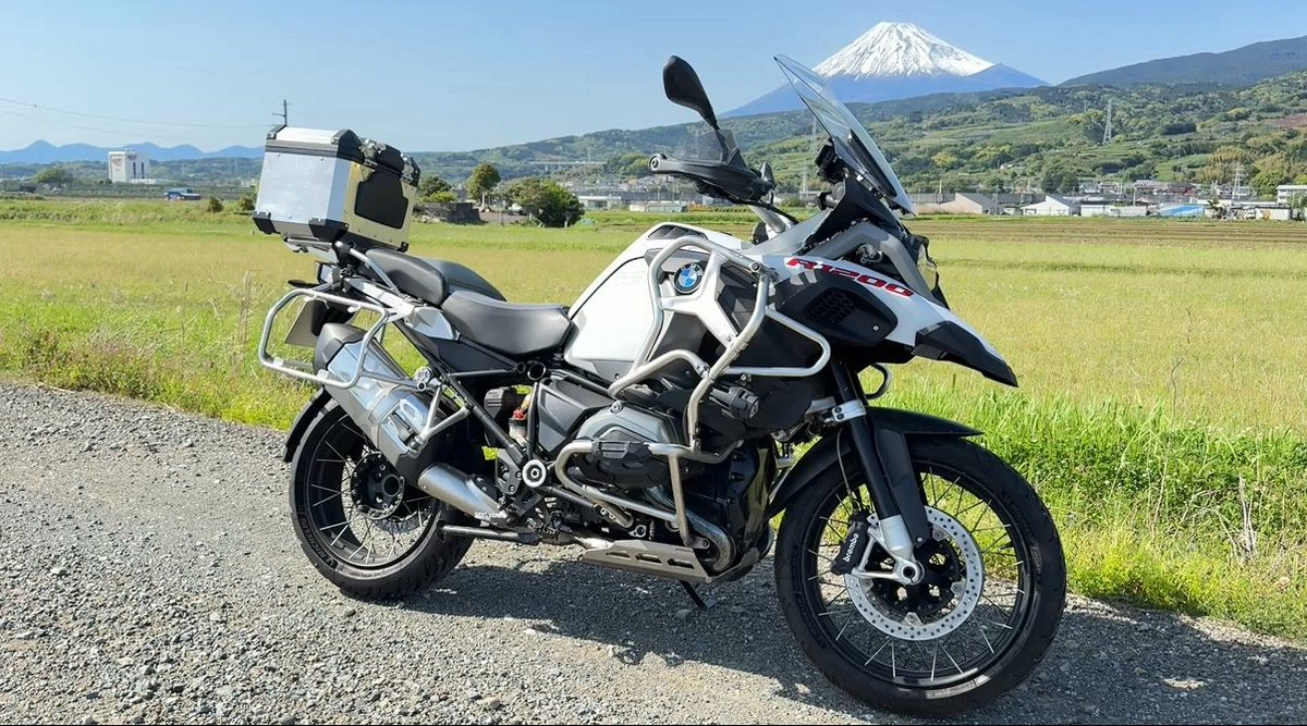 dikxs118's tweet photo. アドベンチャーバイクが好きだ。
ツアラー、オフロード、サーキット、
この一台がすべて教えてくれる。 https://t.co/6GKPdxB8gm