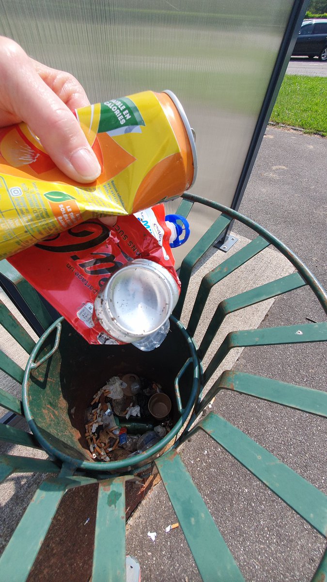 redfish_invest's tweet photo. Ensemble nettoyons la planète.
#STEPNPlanet 
Une dizaine de canettes et autres déchets en 1h de marche avec #STEPN 🚮😢
@STEP_iN_CRYPTO https://t.co/WezyqQGEyw