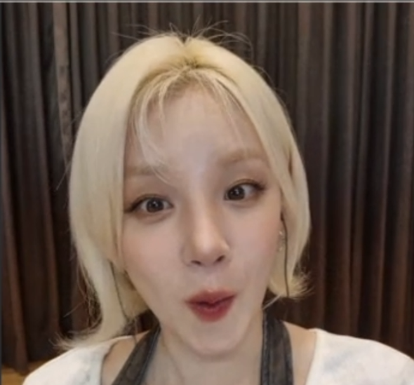 Boomer_G_IDLE's tweet photo. Told Yuqi that Love Tease is my favorite i-dle song.  Shocked?  Why?  It is that good!

#idle #우기 https://t.co/7LuHksdxr3