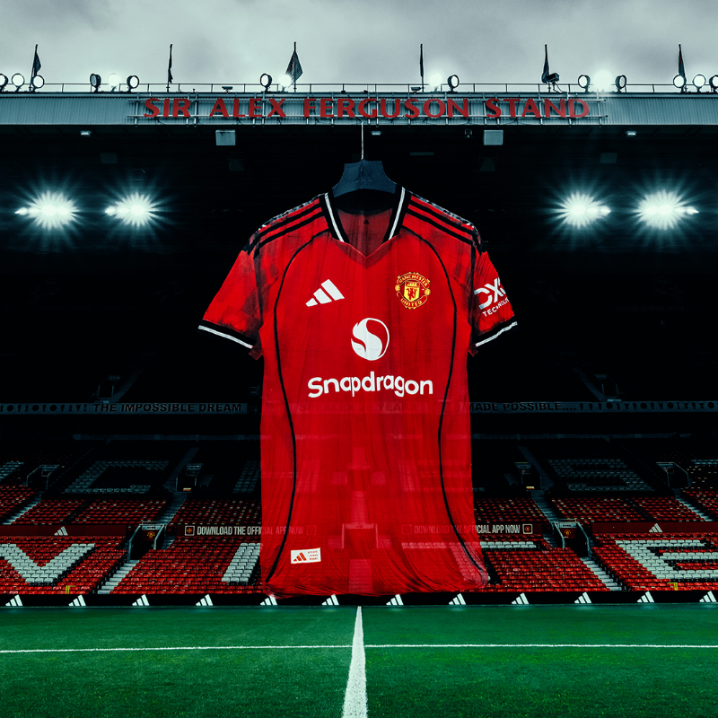 ManUtd's tweet photo. A shirt the height of the Sir Alex Ferguson stand 🤯

Our 2025/26 @adidasFootball home kit is here.

#MUFC