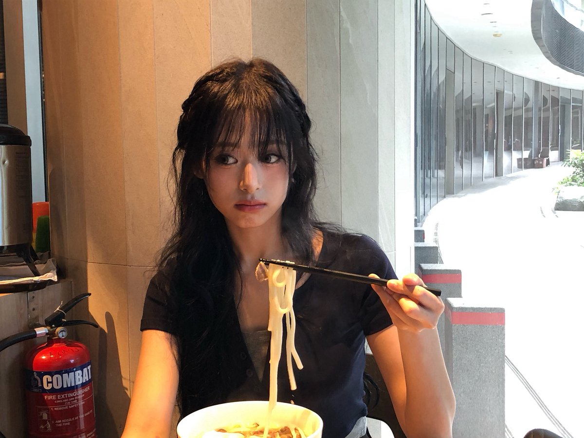 picbaemon's tweet image. AHYEON WEVERSE UPDATE