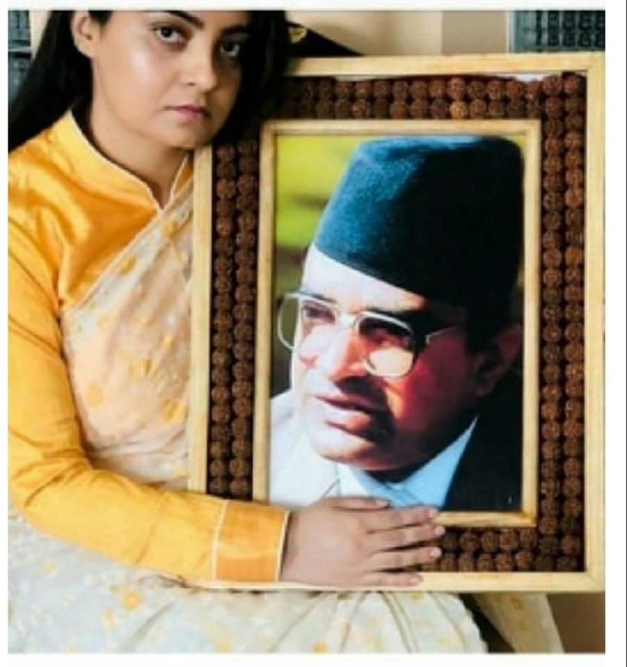 राजनीतिको खोल ओडेर कमाएको धन बचाउने हो भने सत्ताकै वरपरि रहनै पर्छ।यदि हातबाट सत्ता गयो भने अपराध गरेर कमाएको धन पनि जान्छ।जेल पनि जानै पर्छ।त्यसैले अब केही गर्नै पर्दैन्।ओली संग वार्गेनिंग गरेर छोरीलाई सत्तामा पुर्याउनको लागि अगाडी त आउनै पर्छ।हैन् भने खुमबहादुर,चिरन्जिवी👇