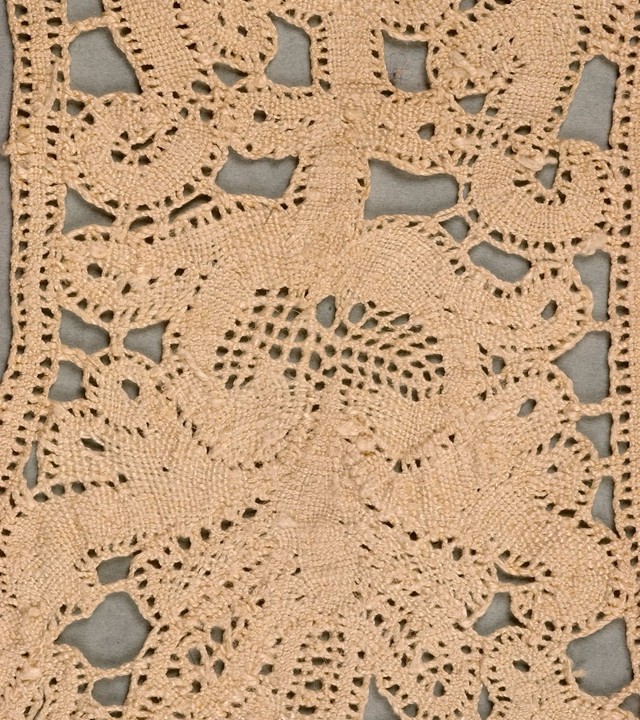 Our new series of posts on lace begins with this gorgeous glove. It has a floral design in cream Flemish lace.

Find out more: theglovecollection.uk/gloves/gct-234…