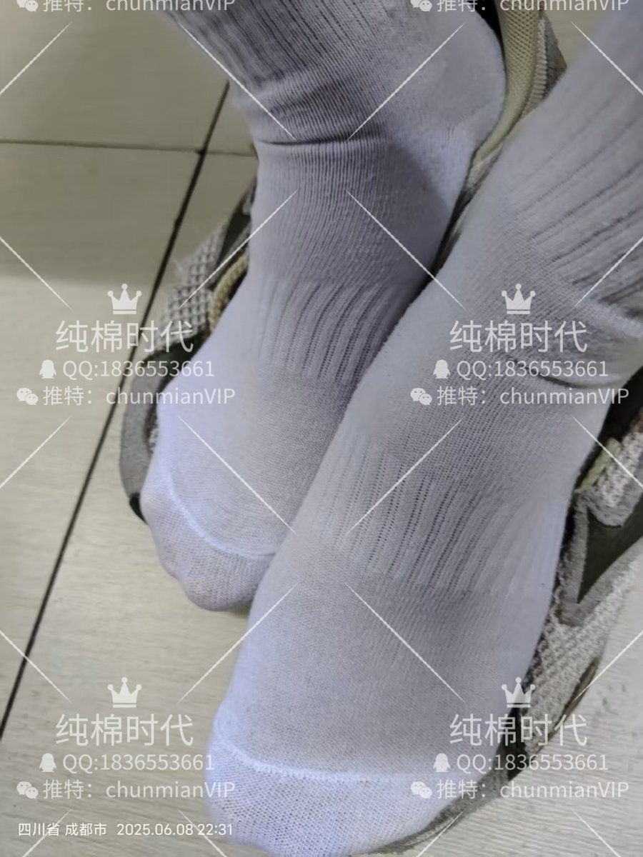 炎热夏天穿的袜子真的是天赐宝贝，浓郁的体味和新鲜的荷尔蒙组合在一起，味道最重的地方是她脚趾所踩的位置，走路时被施加了相当大的压力，经过了几个月的踩踏，她的汗渍已经渗透到鞋垫里了，我真的好想把脸埋进她软软的脚底里面去。好浓郁而又强烈的臭味，咸味，酸味和臭味取得了完美平衡，健康的臭味