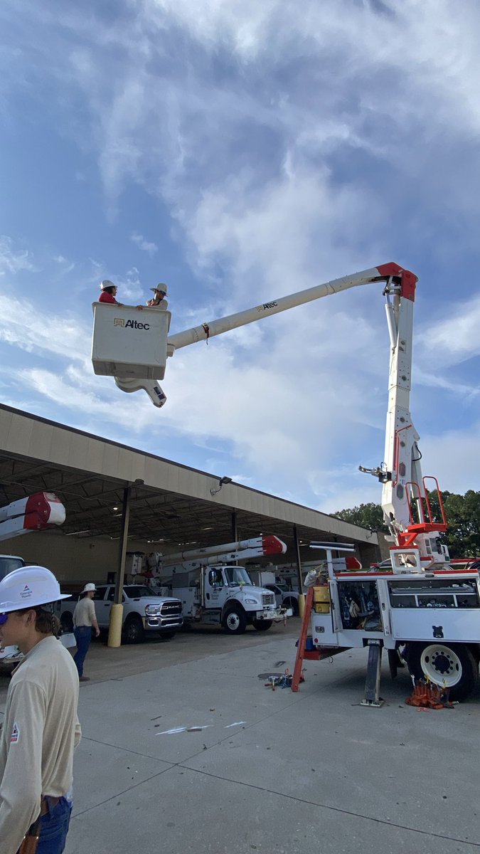 NCCAWBL's tweet image. Georgia Power Educator Externship Day 3 @ the Minola Site. Got to ride the bucket truck with my 2023 @NewtonCoSchools @EHS_Eagles YAP grad Cooper Coody! Also got to hug WBL @NCCA_Covington grads Jordan Henderson & Braden Downs. Incredibly proud of their career path.