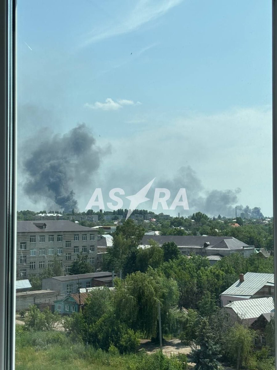 IuliiaMendel's tweet image. ⚡️Powerful explosion in Engels, Russia. 
Reports suggest the blast occurred at an automobile repair plant, located just one kilometer from the Kristall oil depot. #Engels #StopRussia