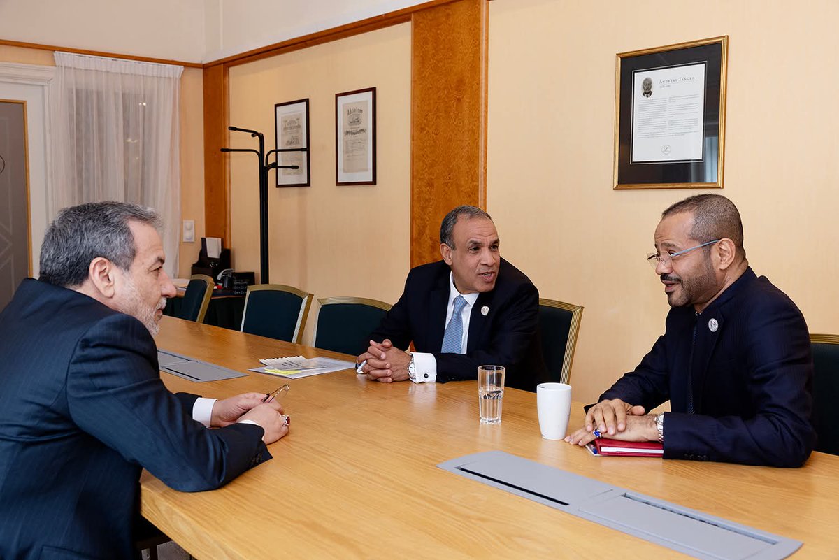 وزﯾﺮ اﻟﺨﺎرﺟﯿﺔ واﻟﮭﺠﺮة ﯾﻌﻘﺪ إﺟﺘﻤﺎﻋﺎً ﺛﻼﺛﯿﺎً مع وزﯾﺮي ﺧﺎرﺟﯿﺔ ﻋﻤﺎن وإﯾﺮان

التقى د. بدر ﻋﺑد اﻟﻌﺎطﻲ وزﯾر اﻟﺧﺎرﺟﯾة والهجرة ﻣﻊ ﻛل من السيد”ﺑدر اﻟﺑوﺳﻌﯾدي“ وزﯾر ﺧﺎرﺟﯾﺔ ﻋﻣﺎن والسيد “ﻋﺑﺎس عراقجى“ وزﯾر ﺧﺎرﺟﯾﺔ