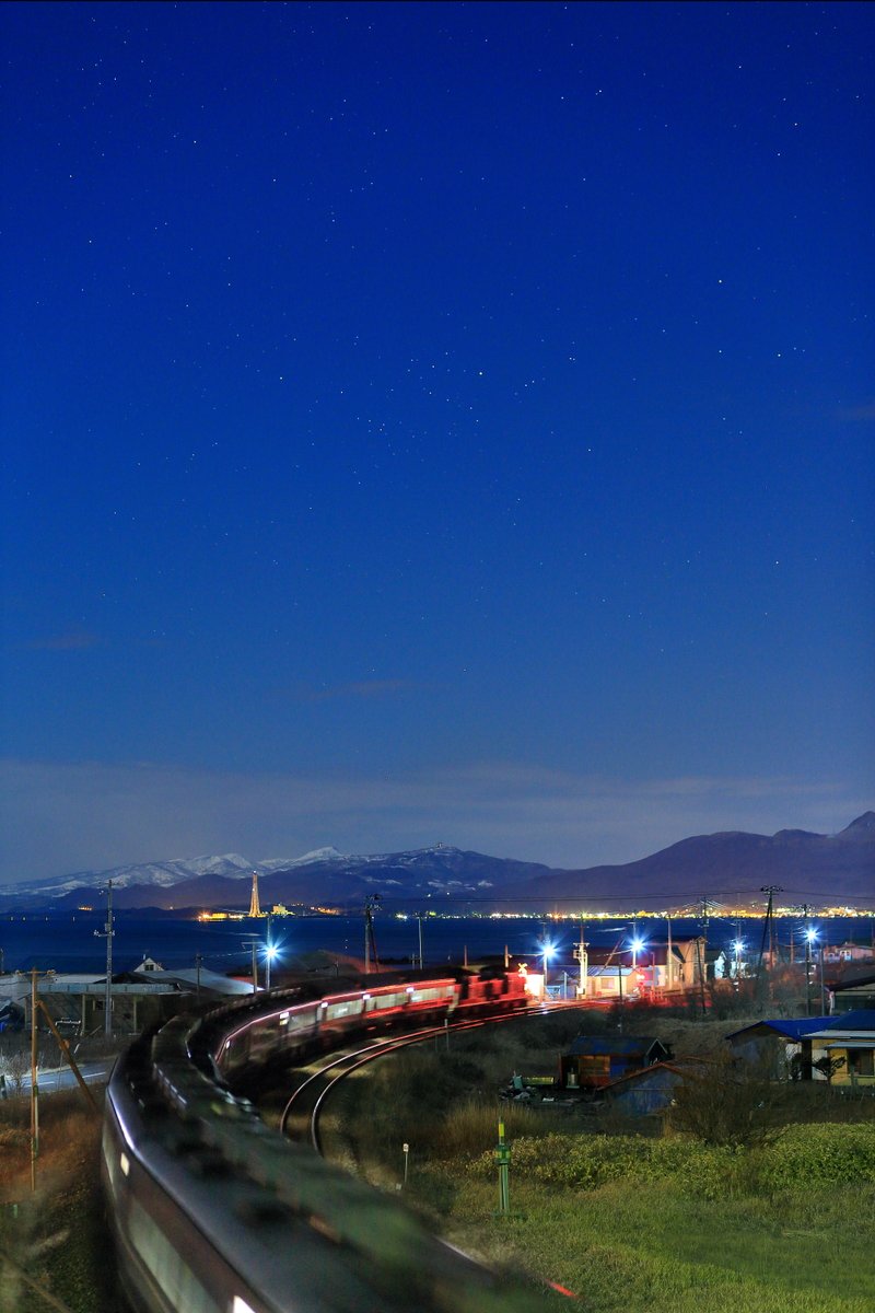 ghoststories222's tweet photo. 夜行列車
列車の1運行形態、非有効時間帯に移動し有効時間帯を
最大限活用する為の物。

ふと目を覚まし目に入る寝静まった街の情景。
朝ぼらけの見慣れない情景。
知らない人の会い別れに旅情感じ。

しかし、日着圏が拡まった現在、運行は難しい。 https://t.co/5nniWTVi3f