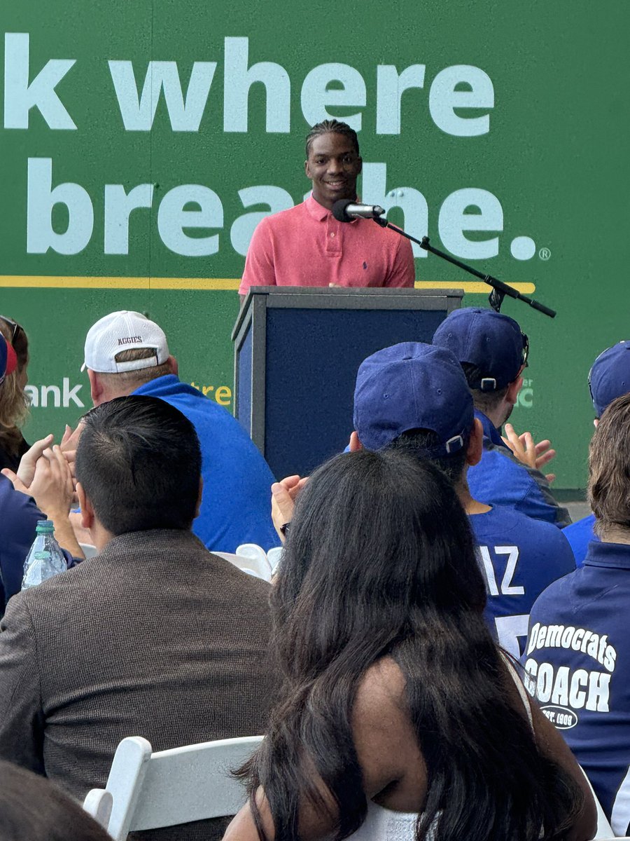 Nats4Good's tweet image. This morning, #NatsAcademy alumnus Aaron Williams spoke to lawmakers and sponsors ahead of tonight’s Congressional Baseball Game at #NatsPark.
Aaron will be honored at the game as one of four 2025 Tim Johnson Memorial Scholarship recipients.