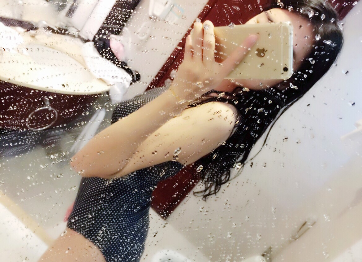 Cutegirls1998's tweet photo. 一起来洗澡 https://t.co/nYIcKZBYmp