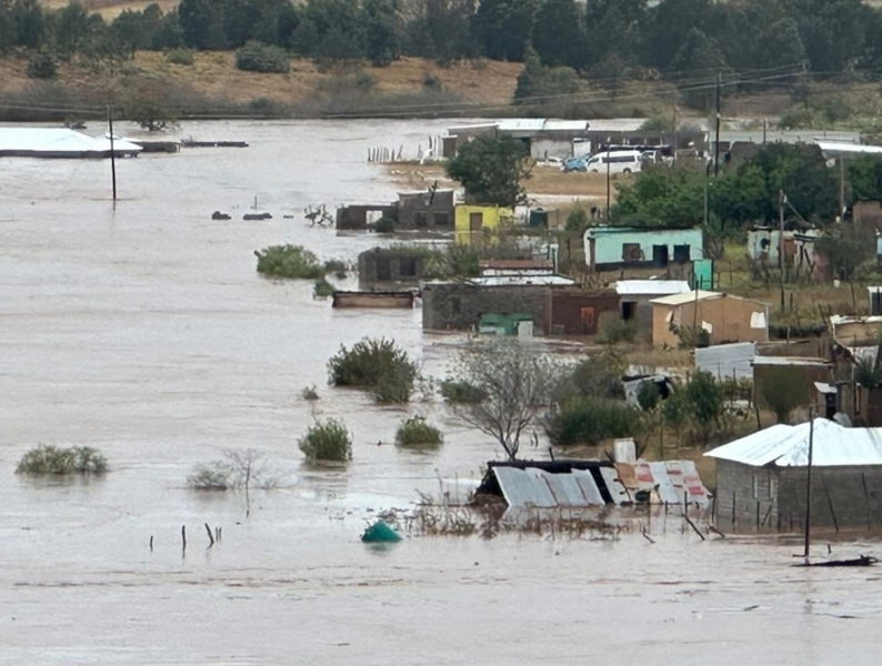 CliffShiko's tweet photo. JUST IN: The death toll in the Eastern Cape floods has risen to 49, Premier Oscar Mabuyane confirmed.
The number is expected to increase, as rescue workers are still searching for missing people.
#ECFloods #ColdFront #Mathatha https://t.co/9OX400Cg2D