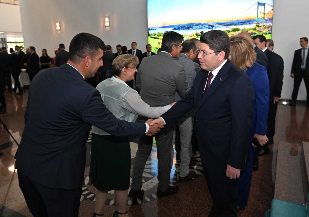 Hâkimler ve Savcılar Kurulu Üyelerimiz ve yargı mensuplarımızla bir araya gelerek bayramlaştık.

Adaletin tecellisi yolunda fedakârca çalışan tüm yargı mensuplarımızın bayramını tebrik ediyor, görevlerinde kolaylıklar diliyorum.