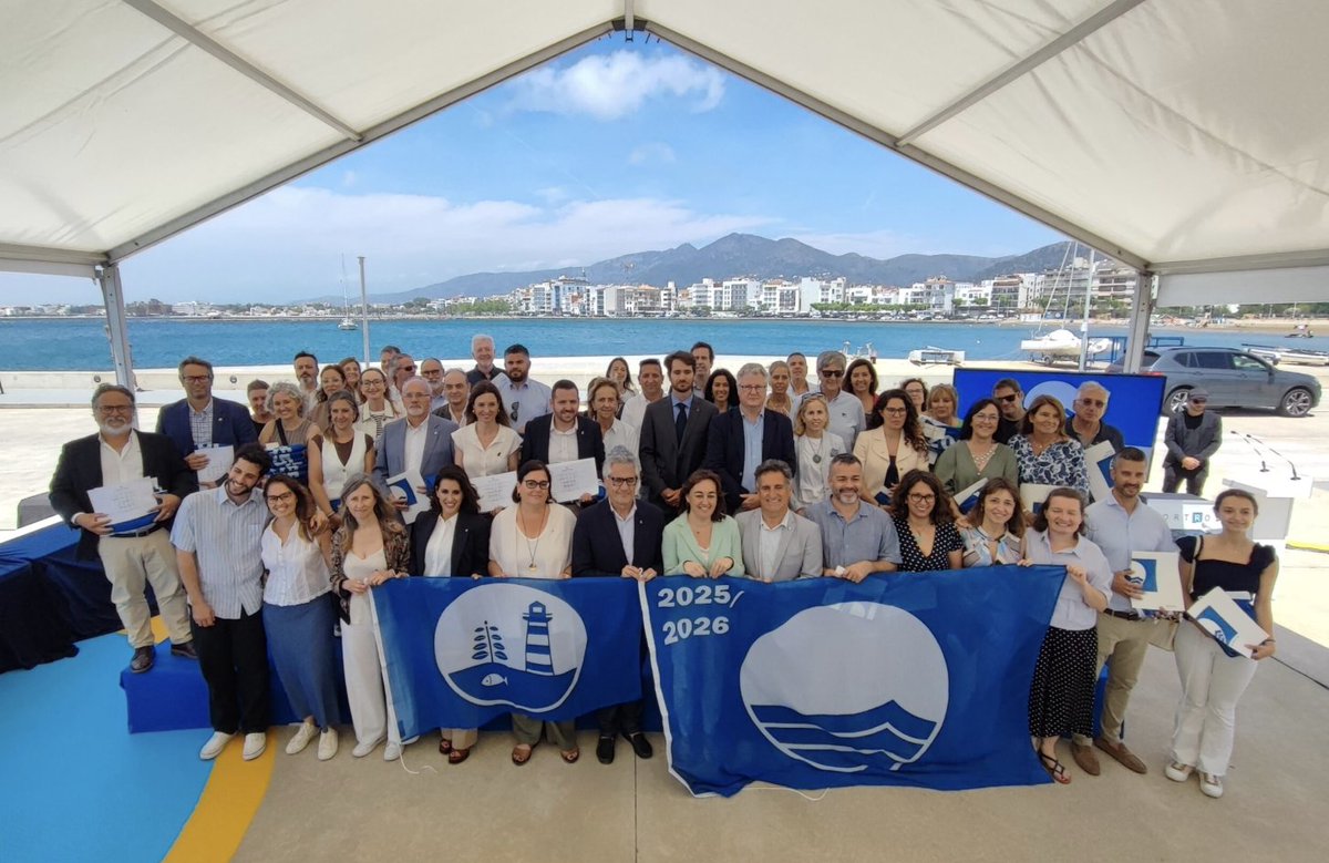 ¡Las Banderas Azules ya ondean en Cataluña! 

El pasado 6 de junio, el precioso Puerto de Roses (Girona) fue el lugar elegido para entregar las Banderas Azules 2025 en Cataluña 💙

🔹 125 distintivos:
➡️ 101 playas
➡️ 24 puertos deportivos

#adeac #banderaazul #BanderasAzules2025