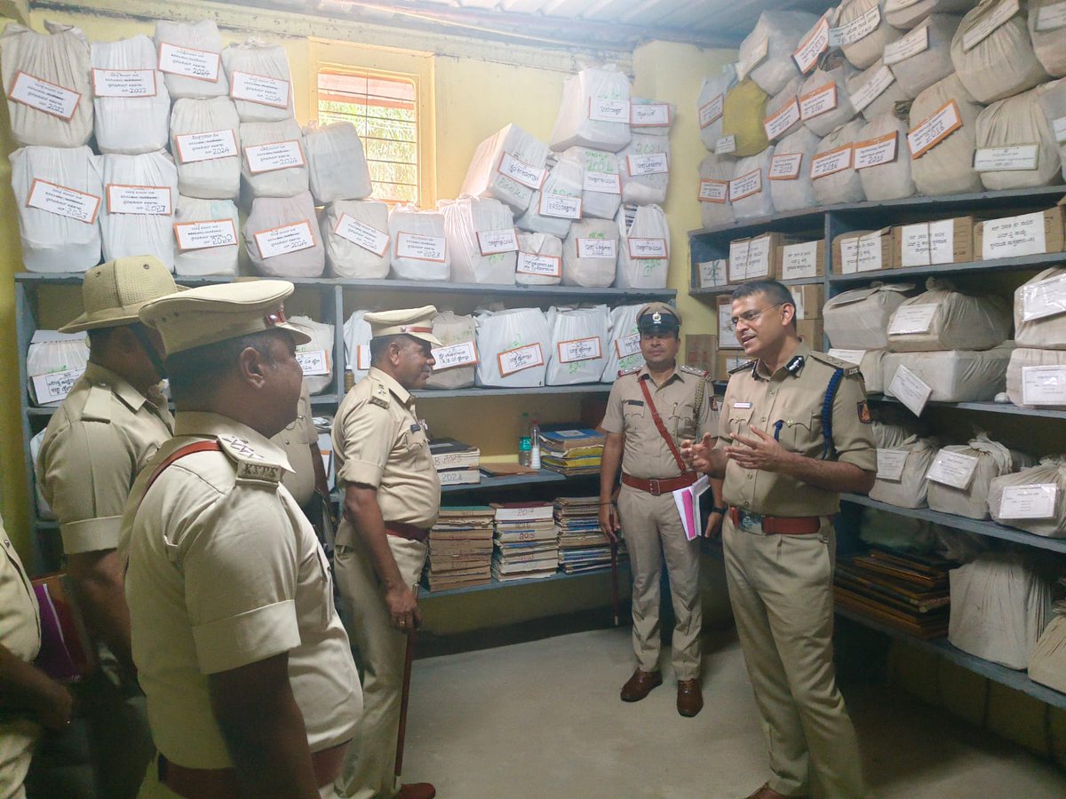 ಈ ದಿನ ಮಾನ್ಯ ಪೊಲೀಸ್ ಮಹಾ ನಿರೀಕ್ಷಕರು ಉತ್ತರ ವಲಯ ರವರು ಸವದತ್ತಿ ಪೊಲೀಸ್ ಠಾಣಾ ಪರಿವೀಕ್ಷಣೆ ನಡೆಸಿದರು.