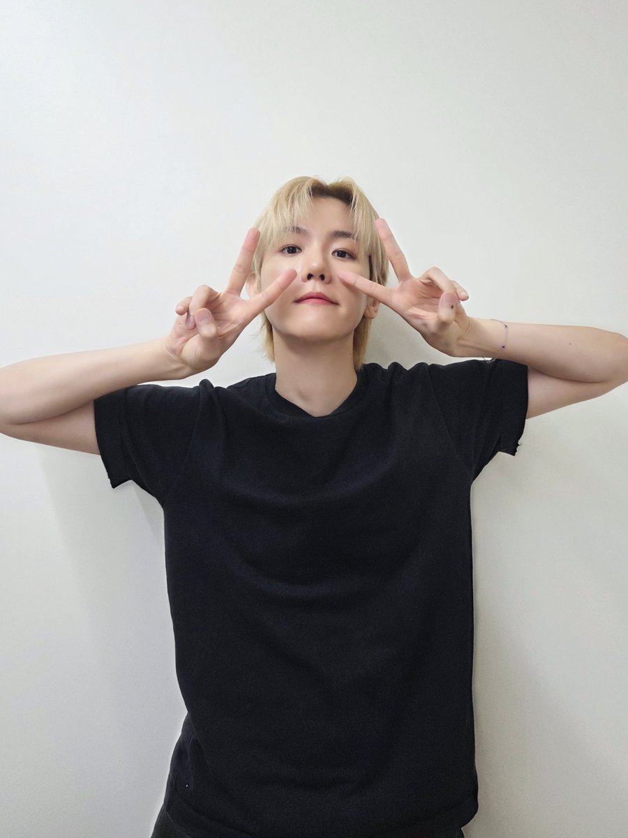 2025.06.11  hellolive &amp; MAKESTAR 
Fan Sign Event 🤳

많은 에리들과 영상통화로 만날 수 있어서 행복했던 하루였어요🐶💕 잘 다녀올게요!!

#백현 #BAEKHYUN #EssenceofReverie #Elevator