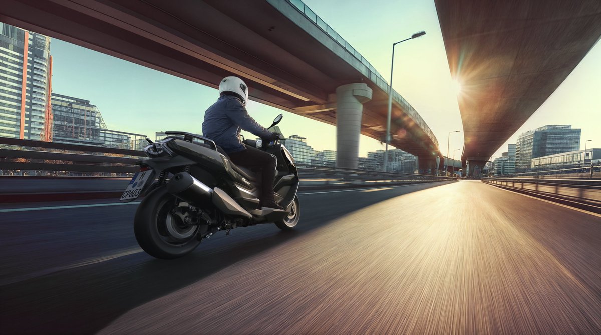 BMWMotorrad_TR's tweet image. Yeni BMW C 400 GT özel tasarımı, geniş saklama alanı ve 10.25" TFT ekranıyla standartlarınızı yeniden belirliyor.

#BMWMotorradTürkiye #MakeLifeARide #PluggedToLife #BMWMotorrad #ŞehreBağlan