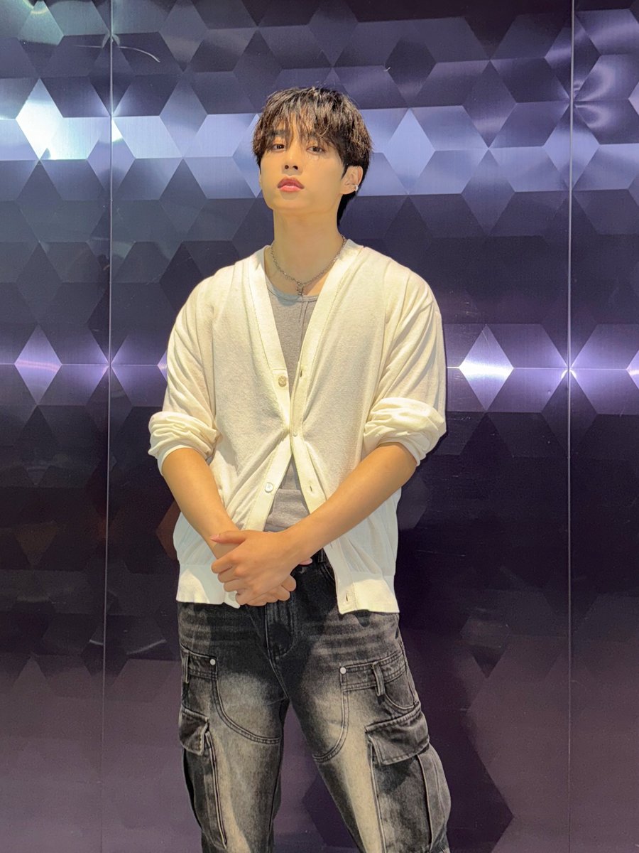 [📸] 선우 아이돌 라디오 시즌4 DJ 완료🦝 돌랑이의 남은 주간 체력 떤디가 충전해 줄게요⚡

#THEBOYZ #더보이즈
#SUNWOO #선우