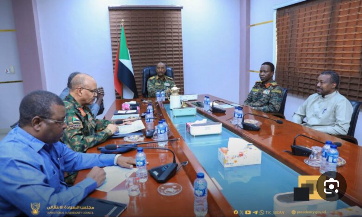 Maha_eltelb's tweet image. مصادر رفيعة لـ" الشرق "اجتماع طارئ للأمن والدفاع السوداني برئاسة البرهان يناقش مشاركة قوات خليفة حفتر الليبية مع الدعم السريع في هجوم علي المثلث الحدودي بين السودان مصر ،ليبيا.