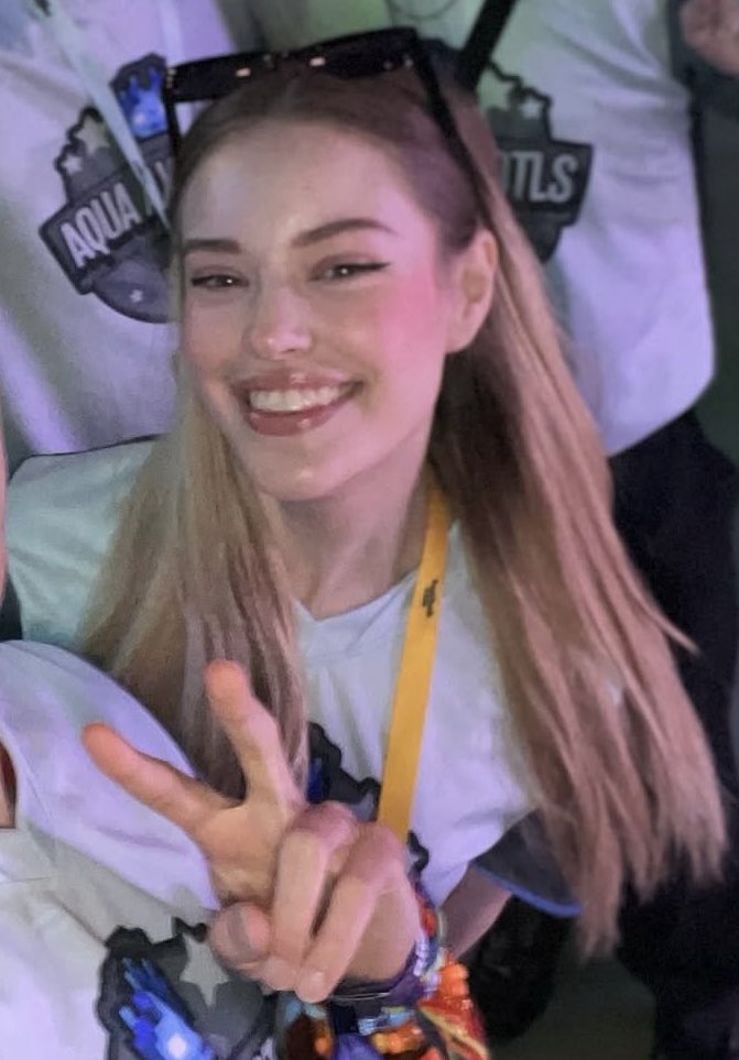 lexiethinkr's tweet image. serving looks ୨୧