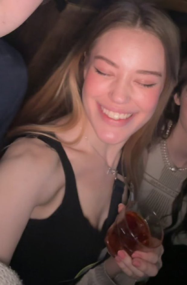 lexiethinkr's tweet image. serving looks ୨୧
