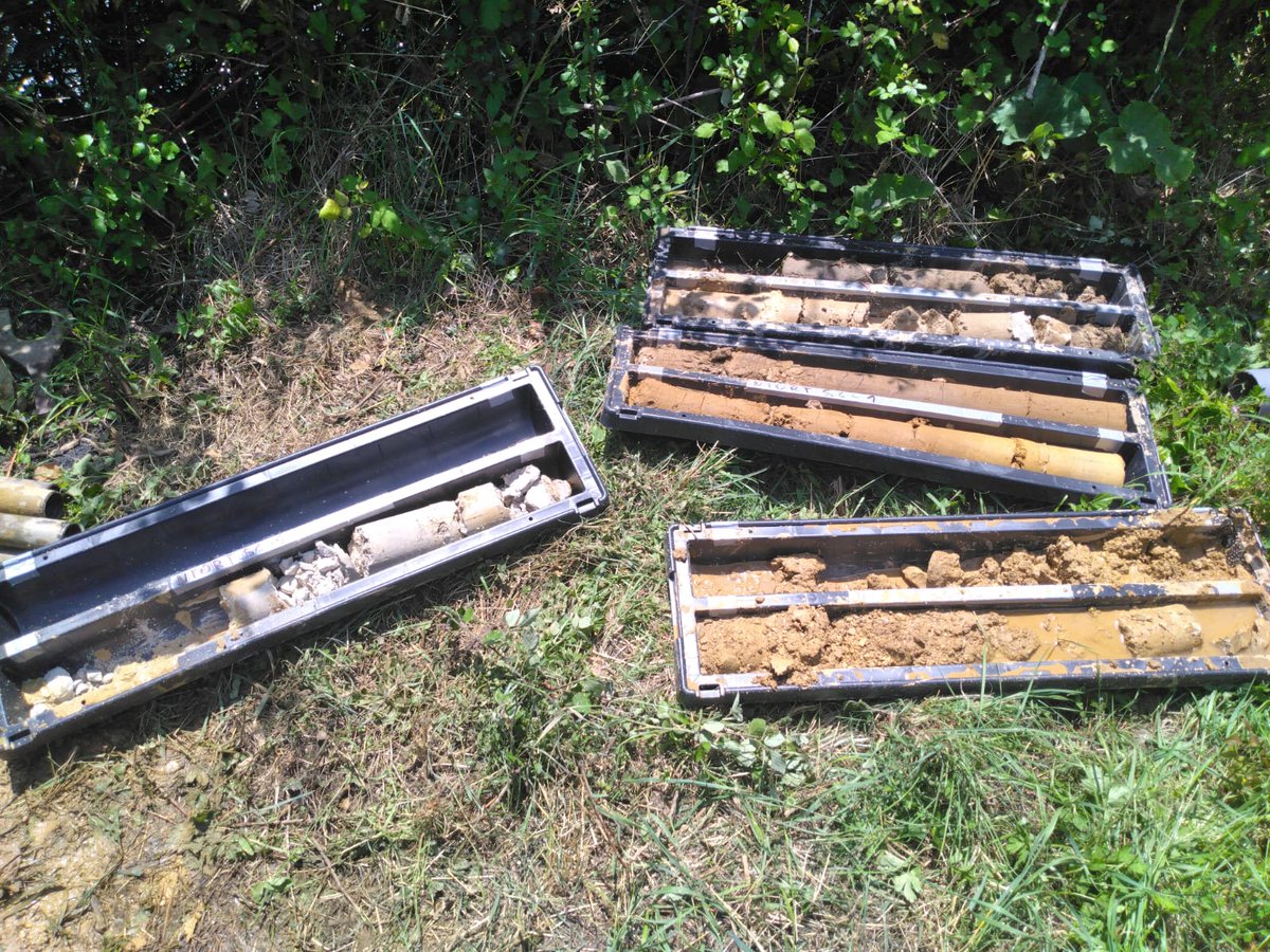 smbvsn's tweet photo. Dans le cadre d'une étude pour la création d’une passe à poissons sur la chaussée du moulin de Bouzon à Niort, des géotechniciens ont procédé à des carottages afin de connaître la structure du sol pour sa fondation.
#GEMAPI #poisson #passeàpoisson https://t.co/LKUeezVT5V