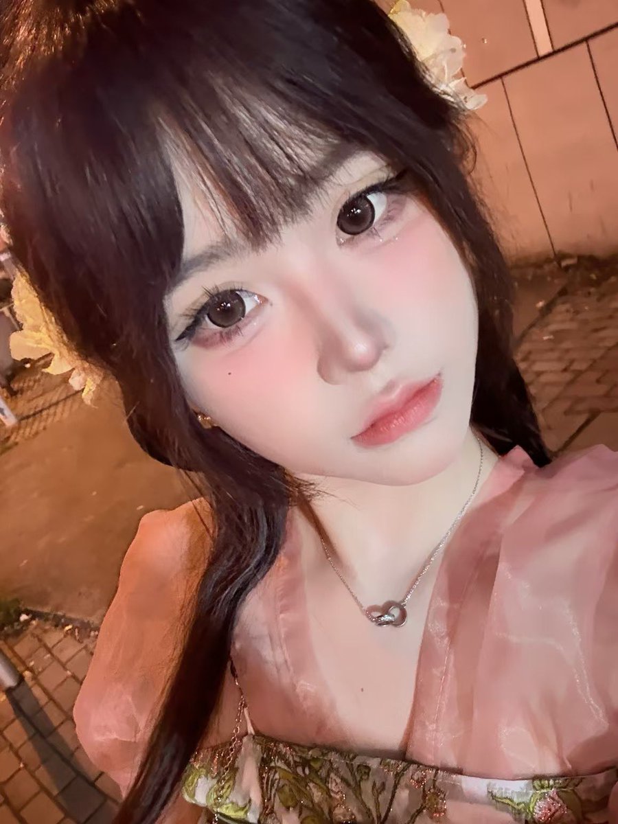 没事老公🙅🏼‍♂️，我自己挑衅回去🖕🏼，让你看看平时乖巧温顺的小猫🐱也是会亮爪子🐾的，用眼神👀告诉她“我才是你的最爱❤️，而她再怎么贴🫂，你的怀里也只有我一个人👩🏻‍❤️‍👨🏼，她~呵😠，连2+1都算不上😤”。你在外面都受了委屈😭，不用来哄我🥰，这次换我来保护你⚔️、