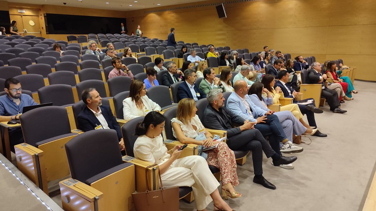 Dipta_cat's tweet photo. Els diputats @CarlosBrullF i Vale Pino participen de la presentació oficial del projecte #Oleoturisme al @minturgob, a #Madrid. Impulsem l'experiència oleoturística com a producte turístic sostenible i  de qualitat al voltant de l'oli i del paisatge de l'olivera.  #NGEU https://t.co/04LgMMJcFh
