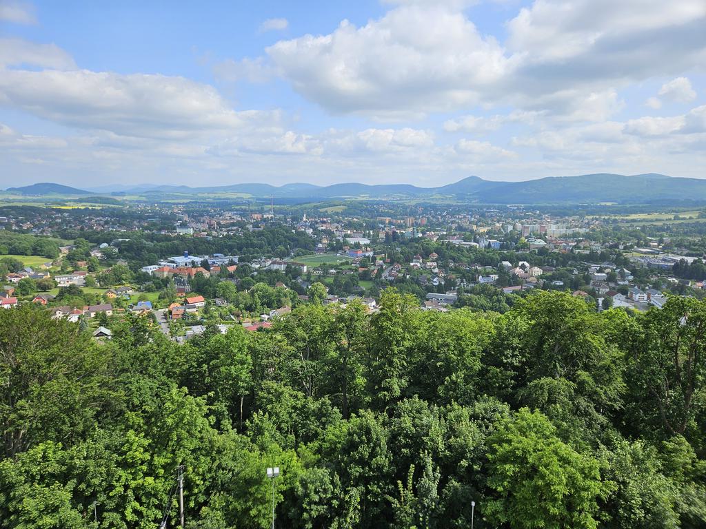 VMrusek's tweet photo. Blick vom Burgberg in #Varnsdorf #Hradek https://t.co/ZQwkTwbmig