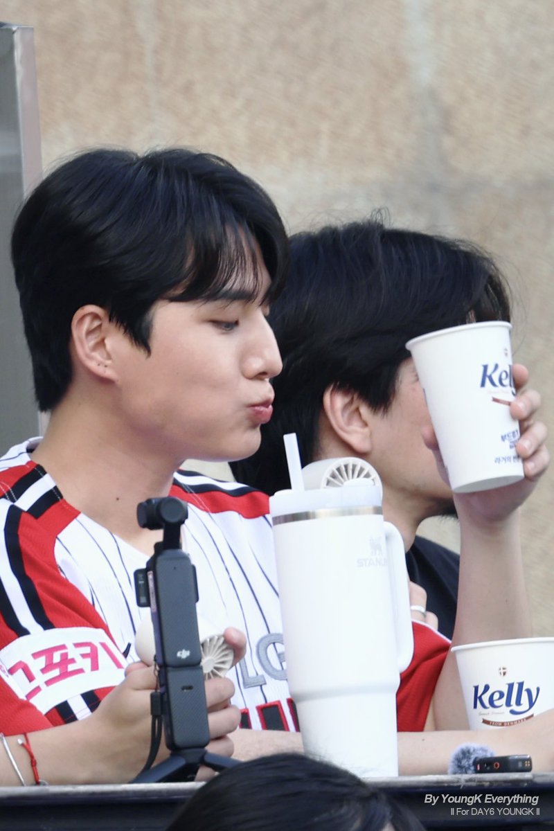 thereasonwhy_i's tweet photo. 만약에 롯데랑 기아 경기할때 
서로 놀리고 삐지고 다 하는 박성진김원필, 
경기가 마냥 새로운 윤도운, 
먹는게 제일 좋은 강영현까지 이렇게 
와 누가 좀 불러주세요 욘나 재밌겠다.. https://t.co/ZQ3rPcBmj5