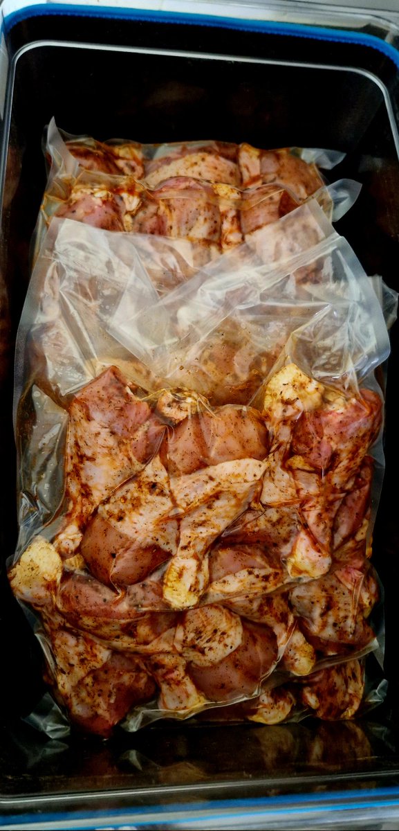 En tussendoor ook bezig voor de Zomer BBQ actie van stichting #HouVast. De drumsticks liggen al lekker te badderen.