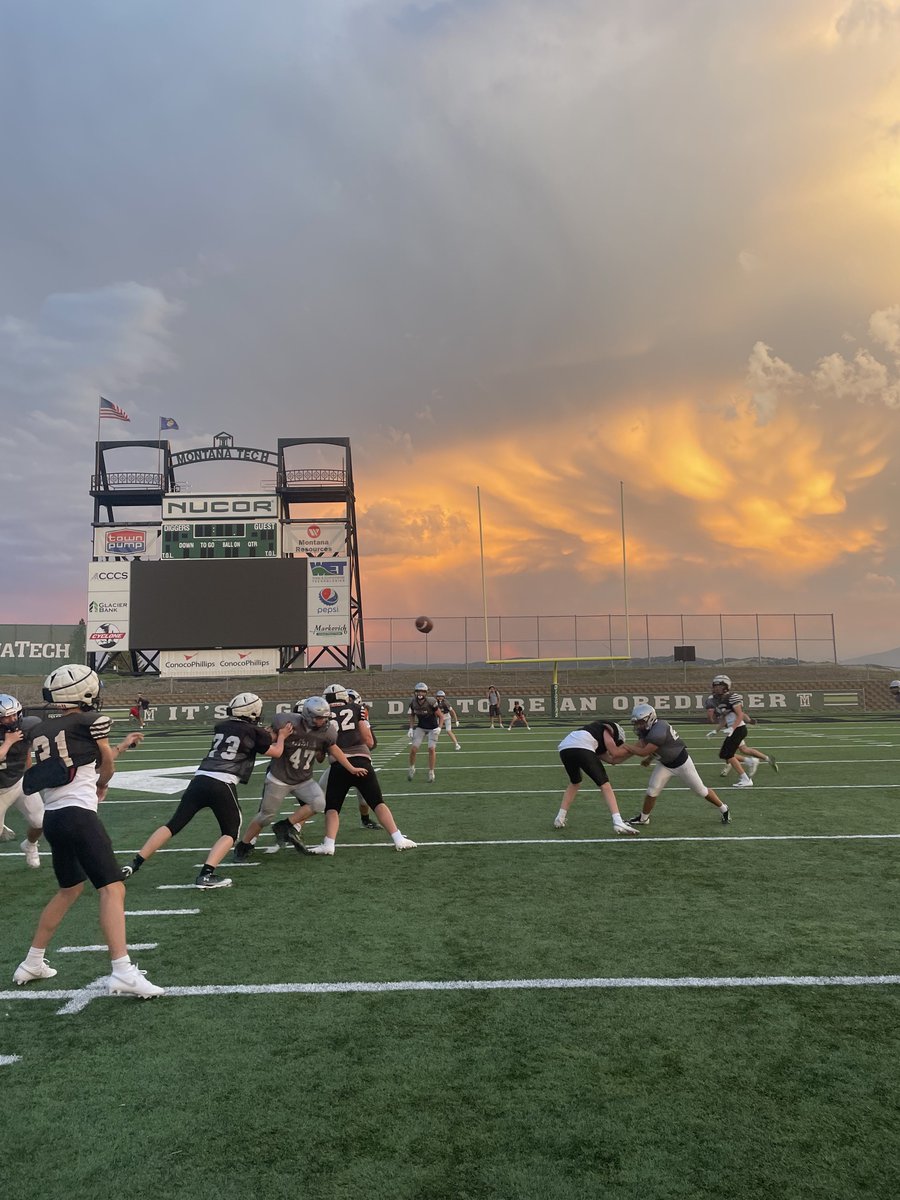 MonTechFootball's tweet image. Great start for our 2nd Team Camp last night! Some very good competition here!
Teams got after it last night!
Excited for Day 2!! Lets go!!
#Family
#CountOnMe