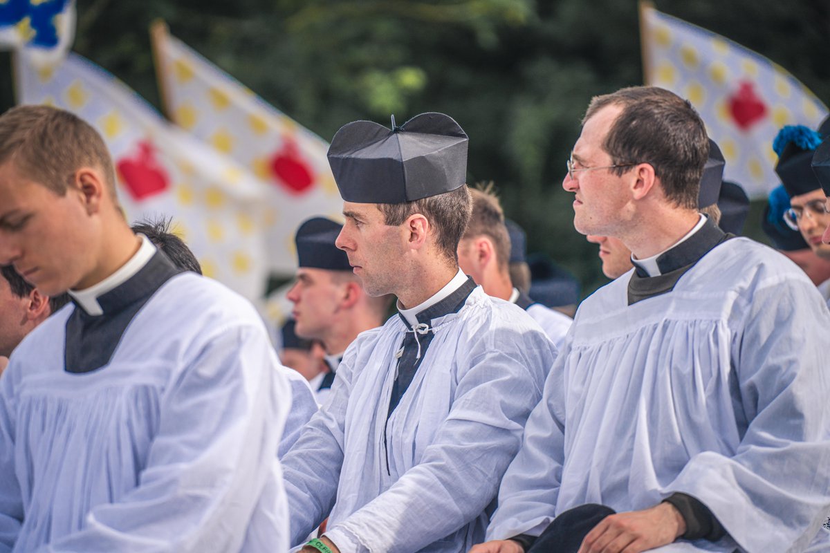 ❤️‍🔥 Ils sont les âmes visibles du pèlerinage : prêtres, séminaristes, religieux et religieuses ont marché, confessé, enseigné, prié, soutenu les pèlerins durant trois jours.

Sans eux, pas de sacrements, pas de messe, pas de colonne.

Merci à eux !

#NDC2025
