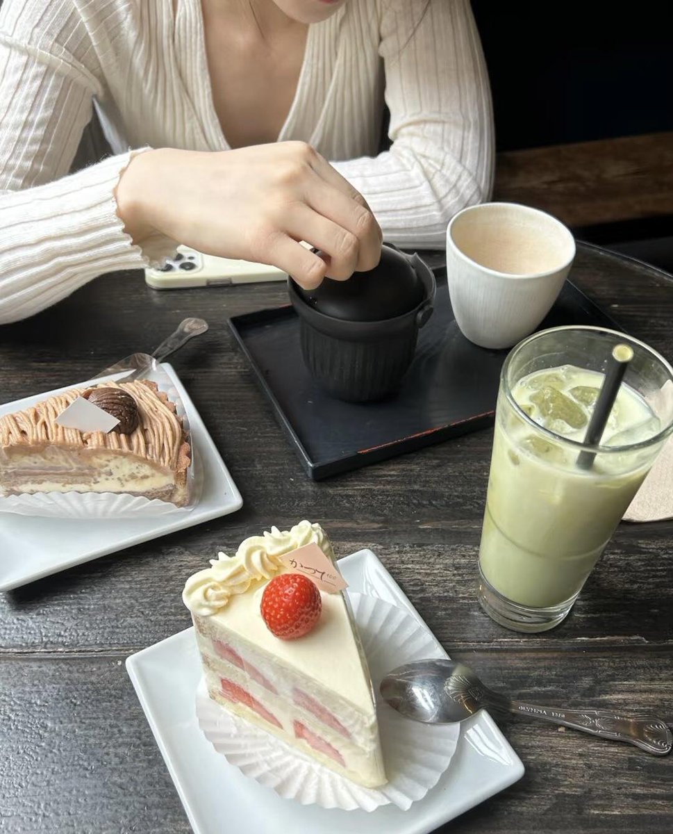 友達と一緒にアフタヌーンティーを楽しむと、いつも素敵な時間を過ごせますね🍵