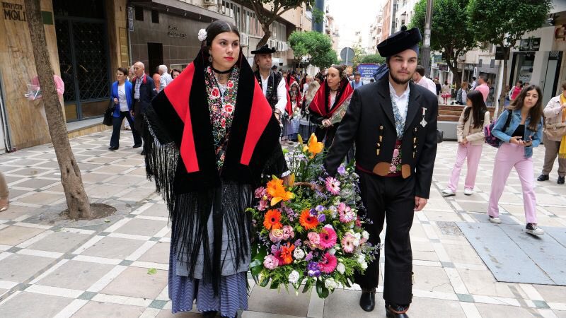 Ofrenda floral a la Virgen de la Capilla, patrona de #Jaén, con bailes y trajes tradicionales de pastira y chirri. #RegióndeGranada, devoción y tradición. youtube.com/watch?v=pTQXAS…