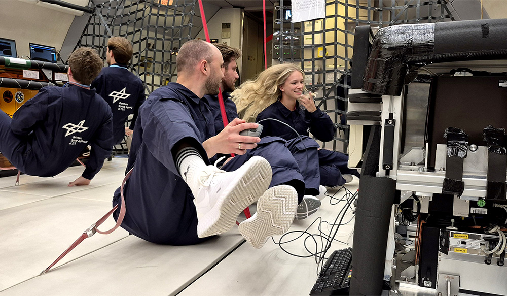 DLR_SpaceAgency's tweet image. 🔬 Das Experiment „Komplexe Plasmen und KI“ ist ebenfalls dabei. Hier geht es um das Verhalten von Mikropartikeln im Plasma. Die Künstliche Intelligenz hilft dabei, die kleinsten Teilchen und ihre Strukturen sofort zu analysieren. Plasma entsteht, wenn ein Gas stark erhitzt oder