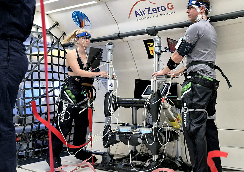 DLR_SpaceAgency's tweet image. Bergfest! 🛩️Heute ist Tag 2 der 3 Flugtage bei der 44. DLR-Parabelflugkampagne. Gestern ist der Airbus A310 ZERO-G vom Flughafen Bordeaux-Mérignac gestartet und bringt nun Forschende und ihre Experimente in die Schwerelosigkeit. 👩‍🔬🎈

Bild: Experiment ComFly zur Anwendung von